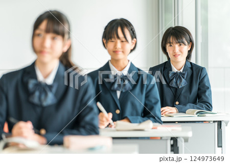 学校の教室で笑顔で授業を聞く制服姿の小学生・中学生・高校生・女子高生(友達) 学校の教室で笑顔で授業を聞く制服姿の小学生・中学生・高校生・女子高生(友達) 124973649