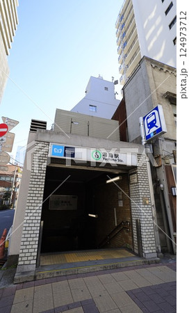 東京メトロ千代田線の湯島駅、6番出入口 124973712