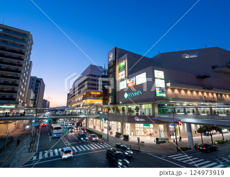 兵庫県 JR尼崎駅前 あまがさきキューズモールの夕景 兵庫県 JR尼崎駅前 あまがさきキューズモールの夕景 124973919
