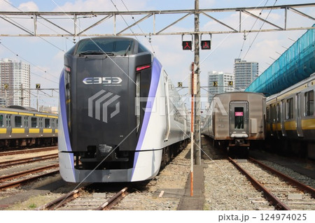 三鷹車両センターで休憩するJR東日本E353系 124974025