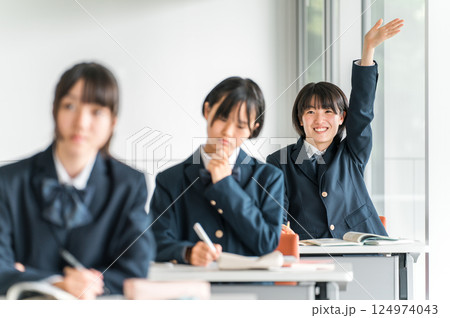 学校の教室で授業中に挙手する積極的な制服姿の小学生・中学生・高校生・女子高生(友達) 学校の教室で授業中に挙手する積極的な制服姿の小学生・中学生・高校生・女子高生(友達) 124974043