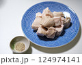 ゆでた鶏むね肉のぶつ切り 124974141