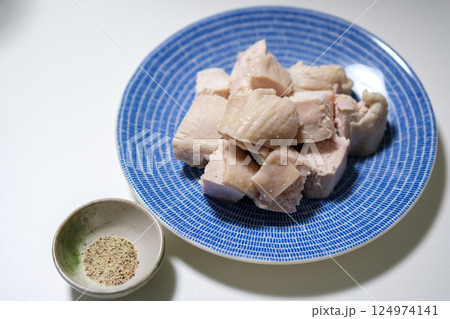 ゆでた鶏むね肉のぶつ切り ゆでた鶏むね肉のぶつ切り 124974141