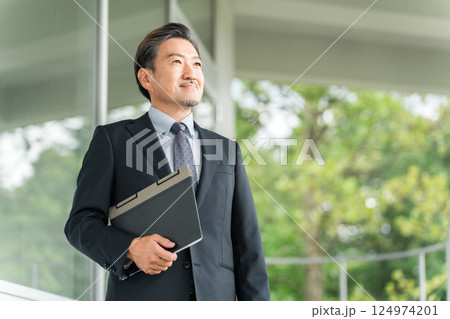 スーツ姿の男性教師,教員,講師(中学校,高校) スーツ姿の男性教師,教員,講師(中学校,高校) 124974201