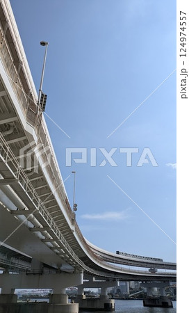 見上げればレインボーブリッジ 124974557