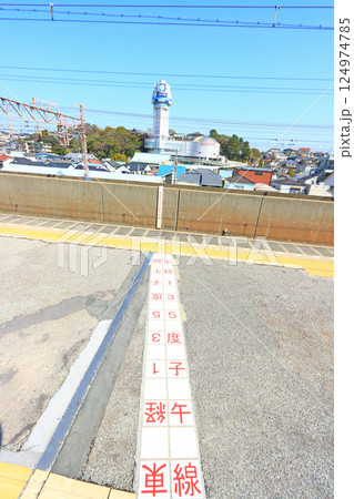 兵庫県明石市、駅のホームを横切る東経135度子午線の風景 124974785