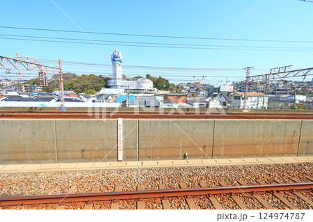 兵庫県明石市、駅のホームを横切る東経135度子午線の風景 兵庫県明石市、駅のホームを横切る東経135度子午線の風景 124974787