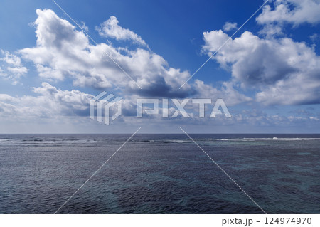 宮古ブルーの青い海と青い空 宮古ブルーの青い海と青い空 124974970