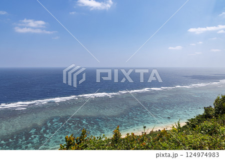 宮古ブルーの青い海と青い空 124974983