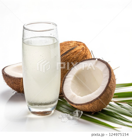 Refreshing coconut water in a glass 124975154