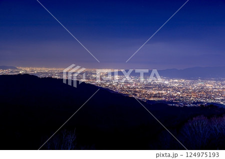 【夜景100選】滋賀県、比叡山ドライブウェイ登仙台展望台から眺める京都市街の夜景 124975193