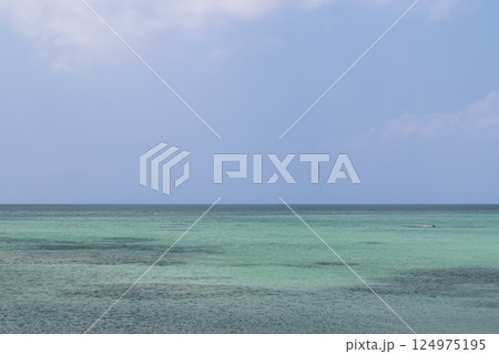 宮古島 17END　コバルトブルーの海と青い空 124975195
