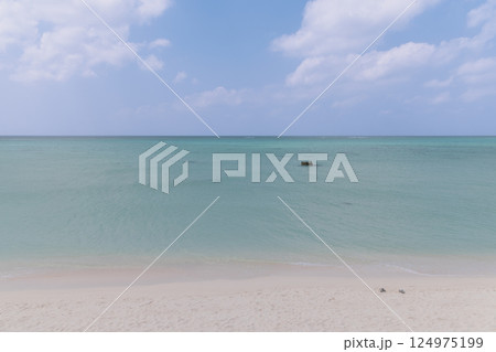 宮古島 17END　コバルトブルーの海と青い空 124975199