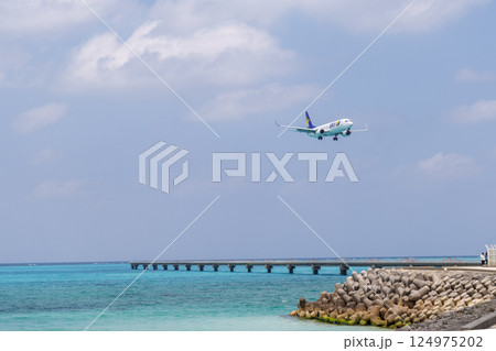 宮古島 17END　コバルトブルーの海と青い空 124975202