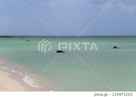 宮古島 17END　コバルトブルーの海と青い空 124975203