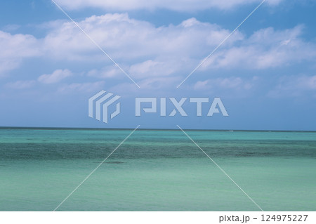 宮古島 17END　コバルトブルーの海と青い空 124975227