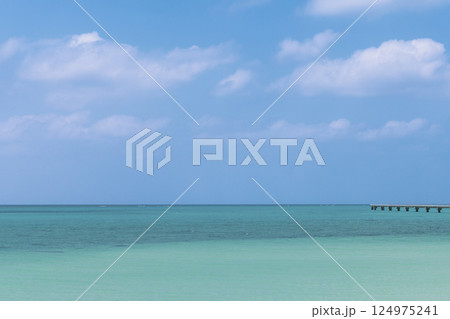 宮古島 17END　コバルトブルーの海と青い空 124975241