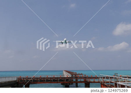 宮古島 17END　コバルトブルーの海と青い空 124975269