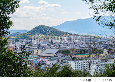 大和三山耳成山から桜咲く大和三山畝傍山と瓦屋根の畝傍高等学校 2025年4月4日 124975739