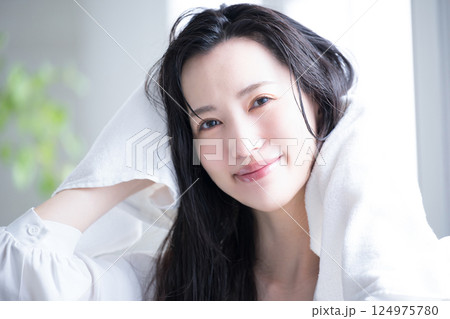濡れた髪を乾かすタオルドライする女性　カメラ目線 124975780