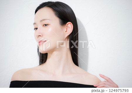 若い女性の艶と素肌感が美しいビューティーイメージの横顔のクローズアップ 若い女性の艶と素肌感が美しいビューティーイメージの横顔のクローズアップ 124975793