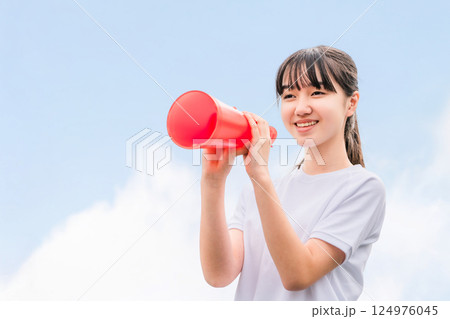 メガホンを持って応援する体操着姿の中学生,高校生,小学生の女の子 メガホンを持って応援する体操着姿の中学生,高校生,小学生の女の子 124976045