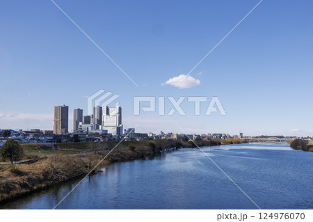 青空が広がるガス橋から多摩川を見渡す 124976070