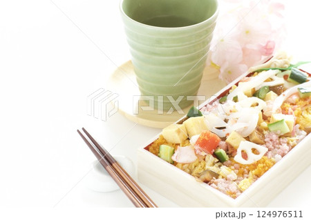 春のちらし寿司とお茶 124976511