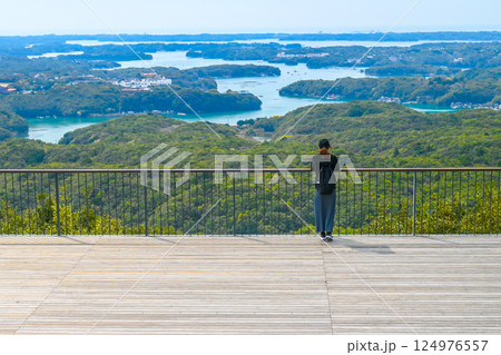 横山展望台から景色を眺める女性旅行者 124976557