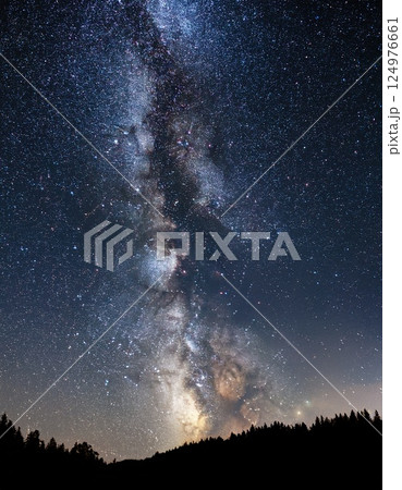 無数の輝く星と天の川が広がる夜空 124976661