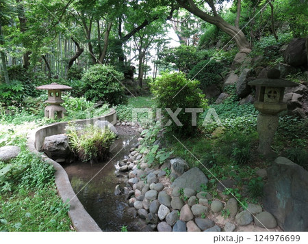 世田谷区の等々力渓谷公園にある日本庭園 124976699