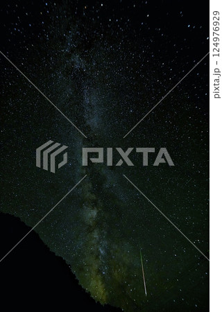 夏の天の川と流れ星 124976929