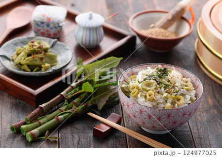 春だけの贅沢 イタドリごはん (イタドリとジャコの混ぜご飯) 春だけの贅沢 イタドリごはん (イタドリとジャコの混ぜご飯) 124977025