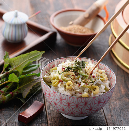 春だけの贅沢 イタドリごはん (イタドリとジャコの混ぜご飯) 春だけの贅沢 イタドリごはん (イタドリとジャコの混ぜご飯) 124977031