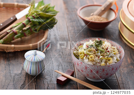 春だけの贅沢 イタドリごはん （イタドリとジャコの混ぜご飯） 124977035