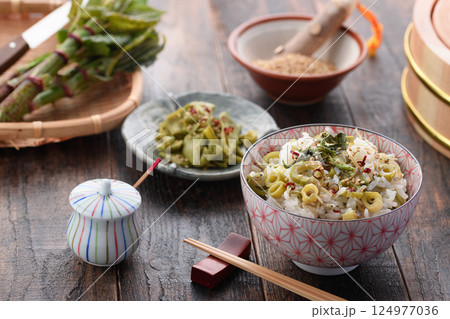 春だけの贅沢 イタドリごはん （イタドリとジャコの混ぜご飯） 124977036