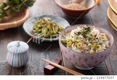 春だけの贅沢 イタドリごはん （イタドリとジャコの混ぜご飯） 124977037