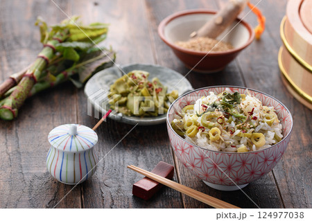 春だけの贅沢 イタドリごはん (イタドリとジャコの混ぜご飯) 春だけの贅沢 イタドリごはん (イタドリとジャコの混ぜご飯) 124977038