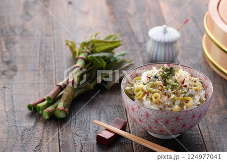 春だけの贅沢 イタドリごはん (イタドリとジャコの混ぜご飯) 春だけの贅沢 イタドリごはん (イタドリとジャコの混ぜご飯) 124977041