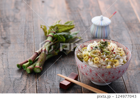 春だけの贅沢 イタドリごはん (イタドリとジャコの混ぜご飯) 春だけの贅沢 イタドリごはん (イタドリとジャコの混ぜご飯) 124977043