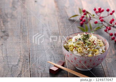 春だけの贅沢 イタドリごはん (イタドリとジャコの混ぜご飯) 春だけの贅沢 イタドリごはん (イタドリとジャコの混ぜご飯) 124977047