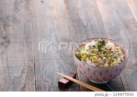 春だけの贅沢 イタドリごはん （イタドリとジャコの混ぜご飯） 124977050