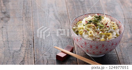 春だけの贅沢 イタドリごはん （イタドリとジャコの混ぜご飯） 124977051