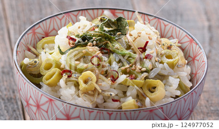 春だけの贅沢 イタドリごはん （イタドリとジャコの混ぜご飯） 124977052