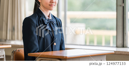 学校で勉強する日本人の中学生・高校生(笑顔) 学校で勉強する日本人の中学生・高校生(笑顔) 124977133