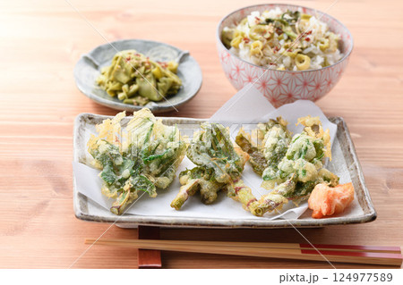 春だけの贅沢 イタドリの天婦羅とお漬物とイタドリご飯 124977589