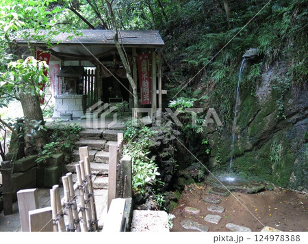 世田谷区の等々力渓谷にある不動の滝（不動の瀧）と稲荷大明神 124978388