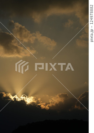 雲の裏から光が射す夜明けの空 雲の裏から光が射す夜明けの空 124978882