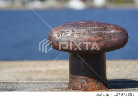 港に設置している船を固定するビット 港に設置している船を固定するビット 124978883