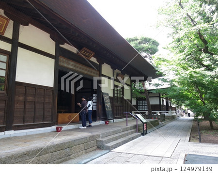 世田谷区の九品仏浄真寺にある三仏堂（下品堂前から上品堂・中品堂方向を撮影） 124979139